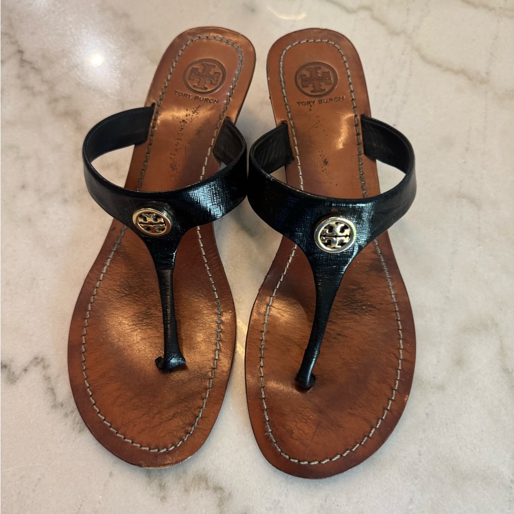 Tory Burch Black Leather Thong Sandals with Gold Logo - Picture 9 of 9